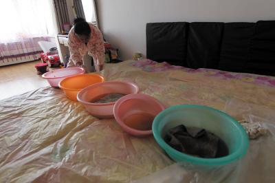 乌恰楼上漏水，住户失联，小区没物管，业主维权难！律师来支招……